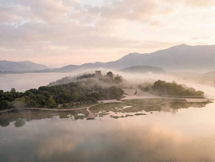 Visitor Center — Kengo Kuma & Associates · Butrint National Park, Albanie · 2025, perspective 3D par Koja Studio