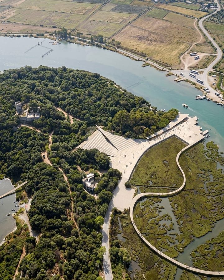 Visitor Center — Kengo Kuma & Associates · Butrint National Park, Albanie · 2025, perspective 3D par Koja Studio